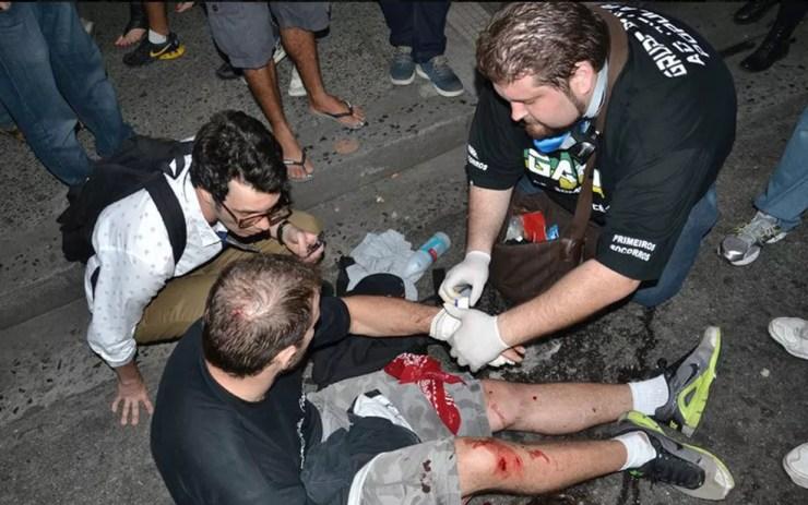 Alexandre Morgado, do GAPP, em socorro a manifestante ferido (Foto: Reprodução/Divulgação/GAPP)