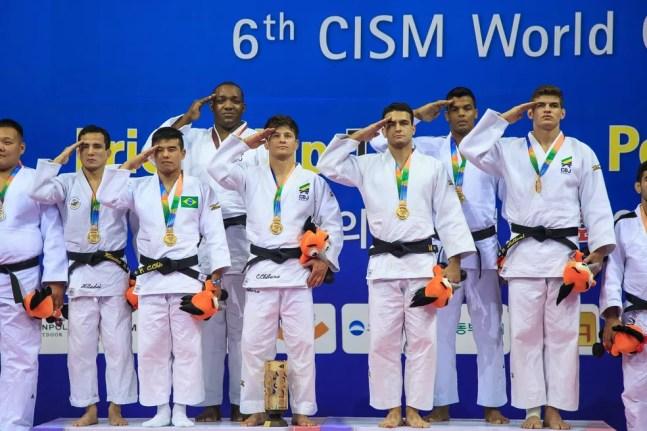 Equipe masculina de judô do Brasil leva ouro nos Jogos Mundiais Militares de 2015 — Foto: Johnson Barros/Ministério da Defesa
