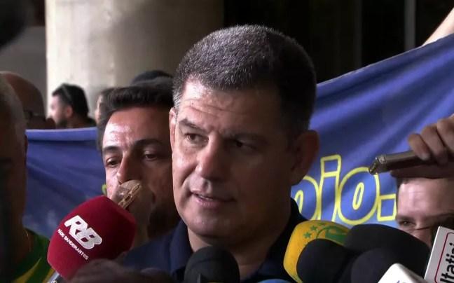 Presidente do PSL, Gustavo Bebbiano, fala sobre a alta de Bolsonaro em frente ao hospital — Foto: Reprodução/TV Globo