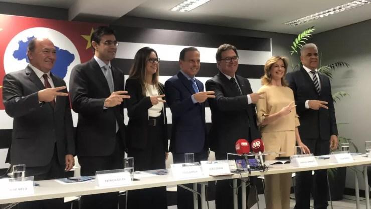 Três novos secretários e dois novos presidentes de agência com o governador eleito, João Doria — Foto: Divulgação 