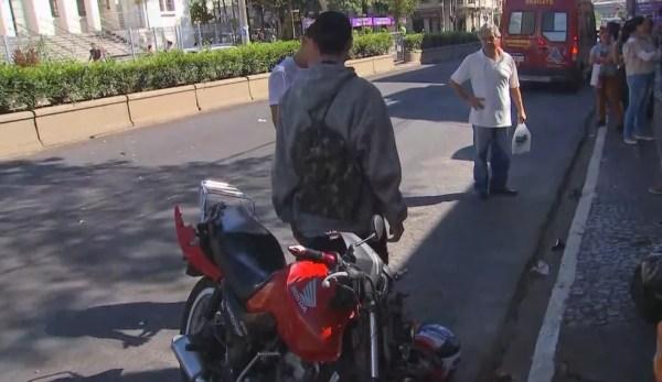 Rapazes que estavam na moto também tiveram apenas ferimentos leves (Foto: Marcelo Risso/Reprodução/TV TEM)