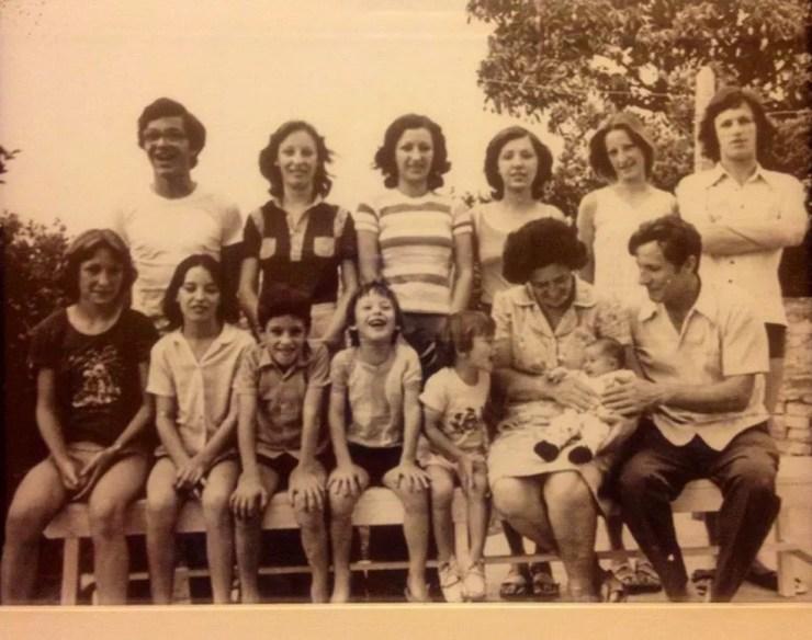 José Brombal com a esposa e os 12 filhos na década de 70 (Foto: Arquivo Pessoal)