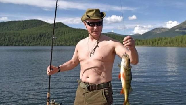 Putin se deixa fotografar frequentemente sem camisa, o que especialistas veem como parte da estratégia para passar adiante a imagem de saúde e força — Foto: Getty Images