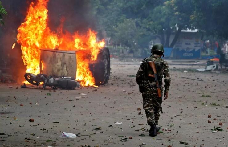 Membro de forças de segurança patrulha região de protestos em Panchkula, na Índia (Foto: REUTERS/Cathal McNaughton)