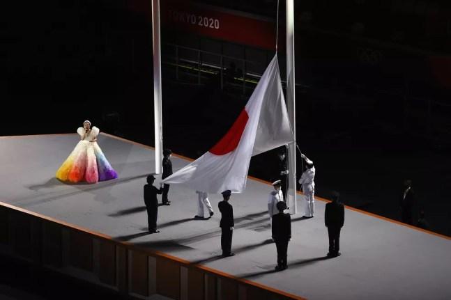 Bandeira do Japão sendo hasteada enquanto hino é cantado durante cerimônia de abertura das Olimpíadas — Foto: Richard Heathcote/Getty Images