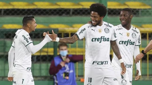 Rony e Luiz Adriano comemoram gol do Palmeiras contra o Defensa y Justicia — Foto: Cesar Greco/Palmeiras
