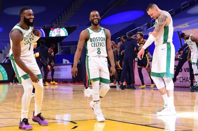 Kemba Walker sorrindo em quadra pelo Celtics — Foto: Noah Graham/NBAE