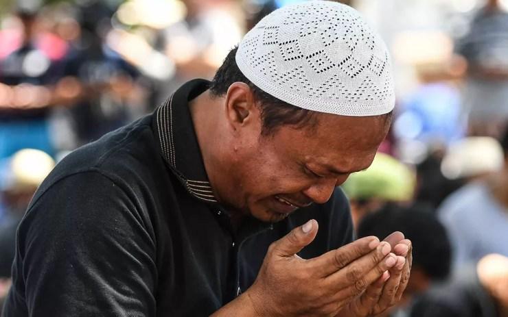 Homem chora na Indonésia — Foto: Mohd Rasfan / AFP