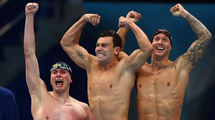 Americanos comemoram medalha de ouro no revezamento — Foto: REUTERS