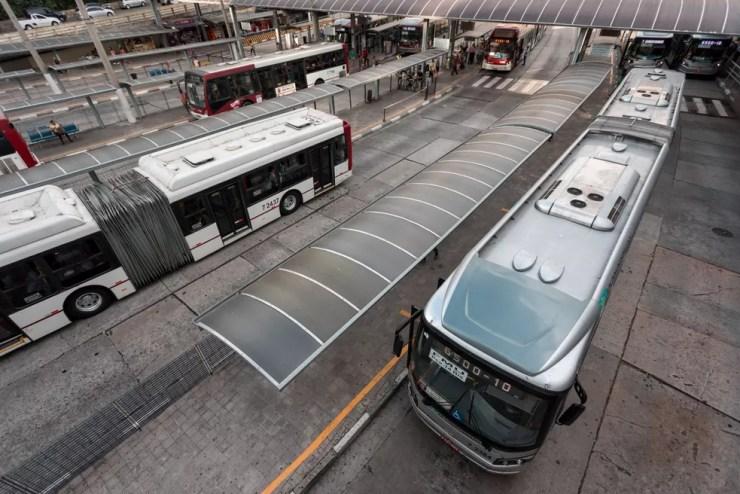 Ônibus circulam pelo Terminal Bandeira, no centro de São Paulo — Foto: Marcelo Brandt/G1