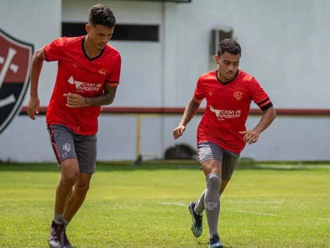 Caíque Souza e Mateus Moraes em treino do Vitória — Foto: Pietro Carpi/ECV