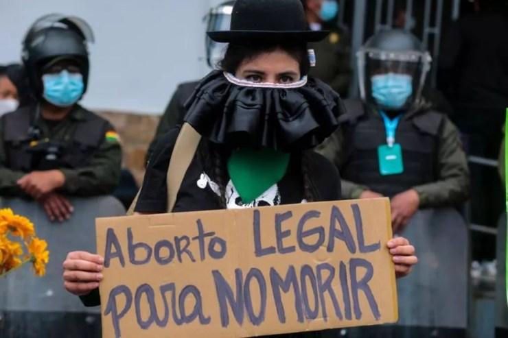 'Aborto legal para não morrer', diz cartaz em protesto a favor do direito de decidir sobre gravidez na Bolívia — Foto: GETTY IMAGES via BBC