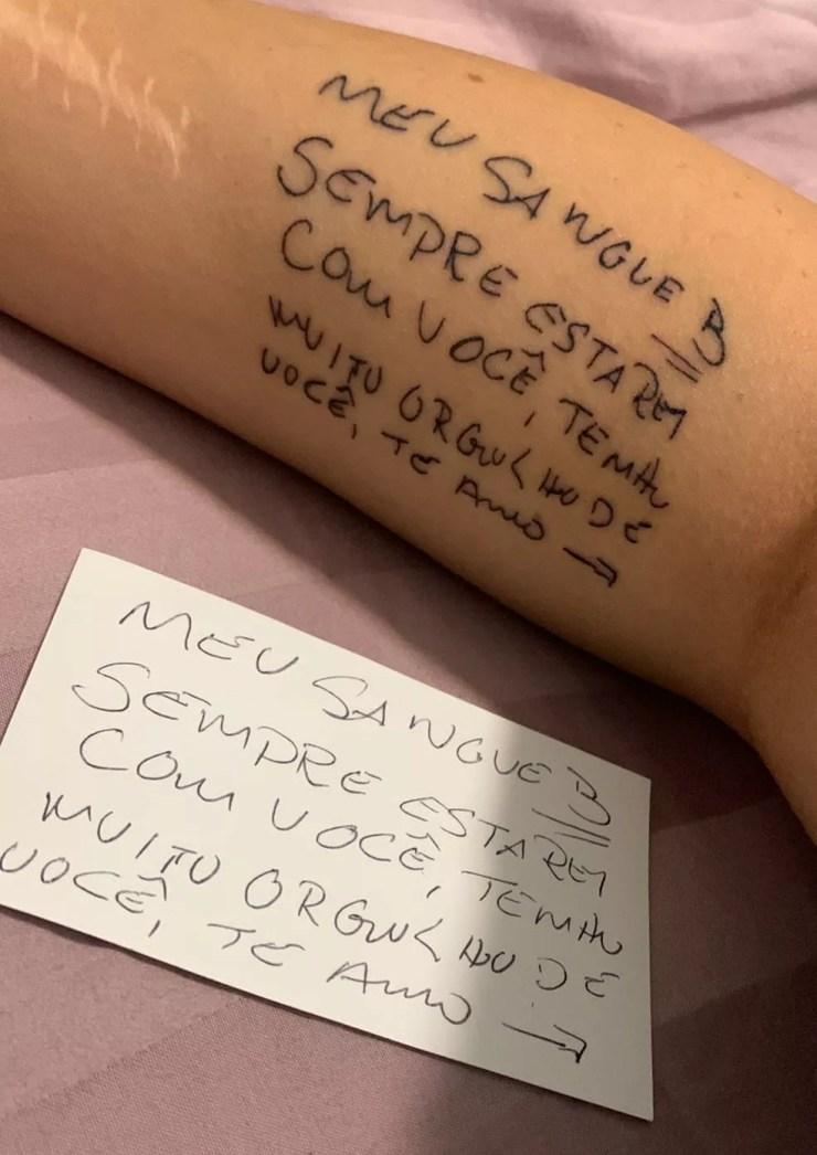 Veterinária fez recentemente a tatuagem de um recado que seu pai lhe enviou antes de falecer — Foto: Arquivo Pessoal