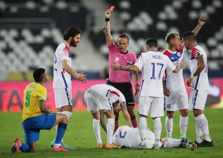 Gabriel Jesus foi expulso nas quartas de final entre Brasil e Chile — Foto: Reuters