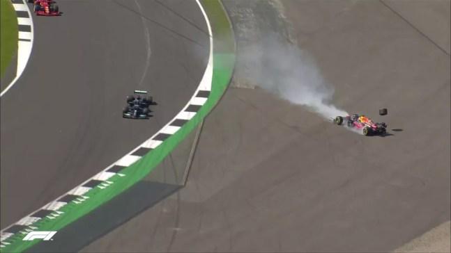 Max Verstappen e Lewis Hamilton colidem no GP da Inglaterra — Foto: Reprodução F1