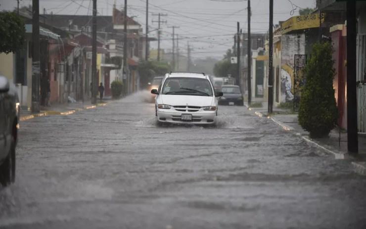 Rua alagada por chuvas trazidas pelo furacão Willa é vista em Escuinapa, no estado de Sinaloa, no México, na terça-feira (23) — Foto: Alfredo Estrella/AFP