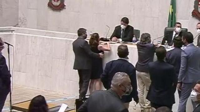 Vídeo mostra deputado Fernando Cury passando a mão na deputada Isa Penna na Alesp