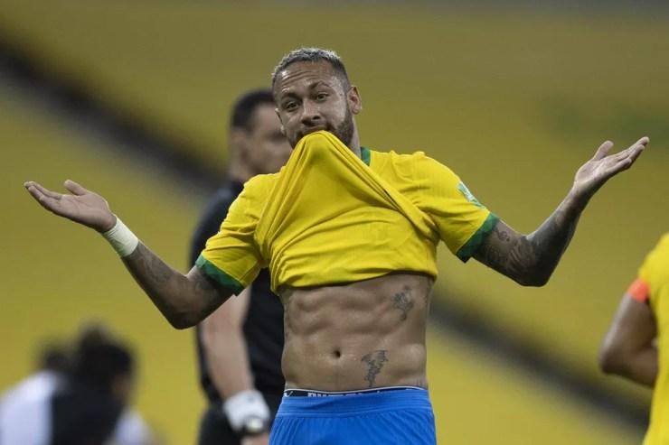 Neymar mostra a boa forma na vitória do Brasil contra o Peru, quando sofreu críticas sobre as condições físicas: "Eu saio quando sei que não vou treinar" — Foto: Lucas Figueiredo / CBF
