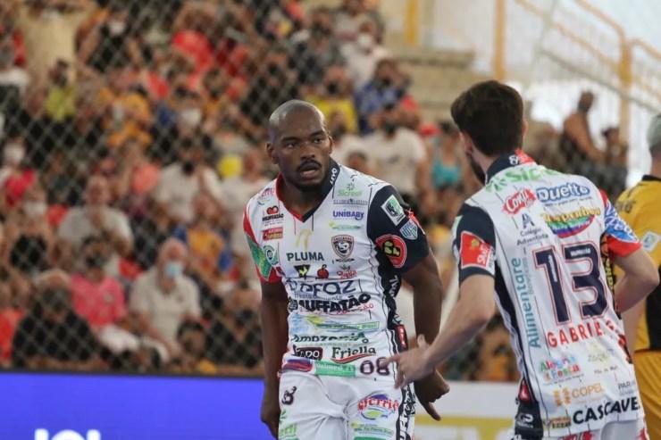 Ernani e Gabriel Gurgel comemoram: o Cascavel está em vantagem na decisão da LNF — Foto: Guilherme Mansueto/Magnus Futsal