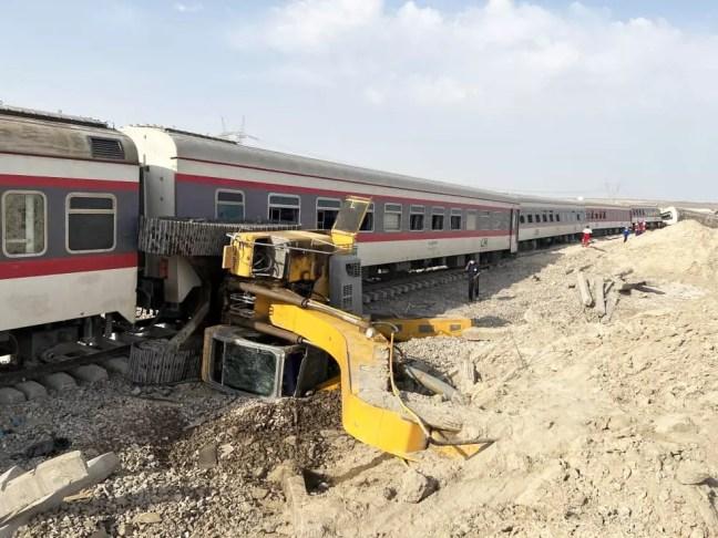 Trem descarrilado na cidade de Tabas, Irã — Foto: WANA/via REUTERS