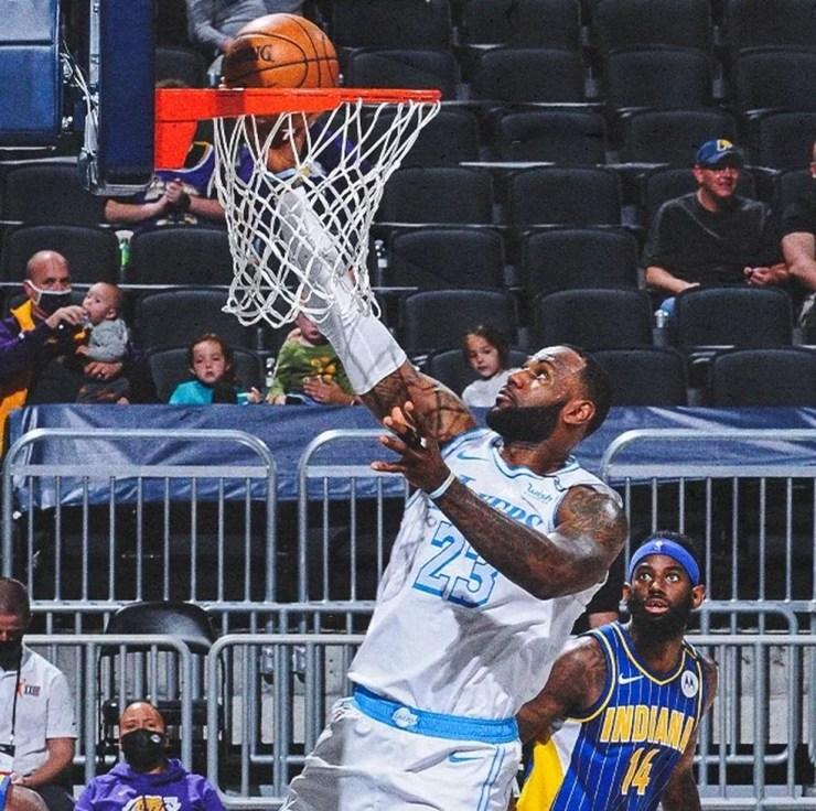 LeBron James marcou 24 pontos contra o Indiana Pacers — Foto: Reprodução Twitter / Los Angeles Lakers