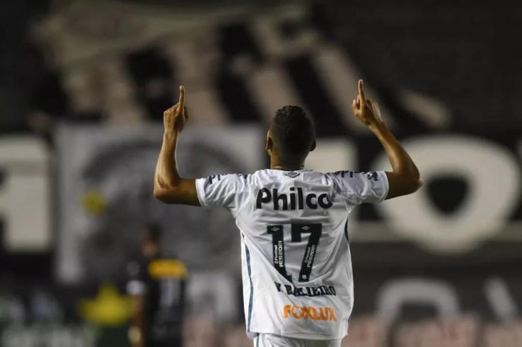 Vinicius Balieiro marcou o gol da vitória do Santos em casa — Foto: Santos FC