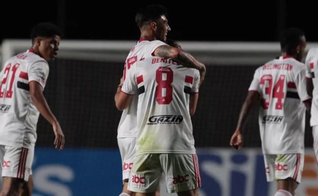 Rigoni e Benítez se abraçam após gol do São Paulo — Foto: Rubens Chiri / saopaulofc.net