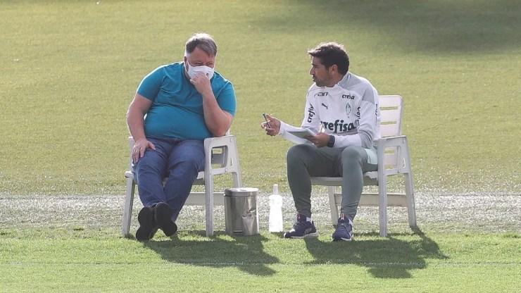 O diretor de futebol do Palmeiras Anderson Barros conversa com o técnico Abel Ferreira — Foto: Cesar Greco