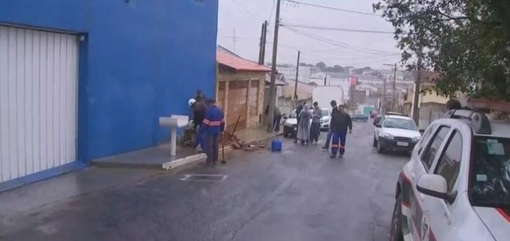Funcionários do DAE cortaram ligação de água de fábrica de gelo irregular em Bauru (Foto: Reprodução / TV TEM)