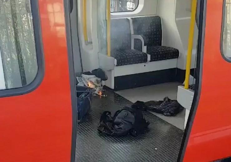 Objeto em chamas dentro de metrô em Londres, após explosão (Foto: SYLVAIN PENNEC/via REUTERS)