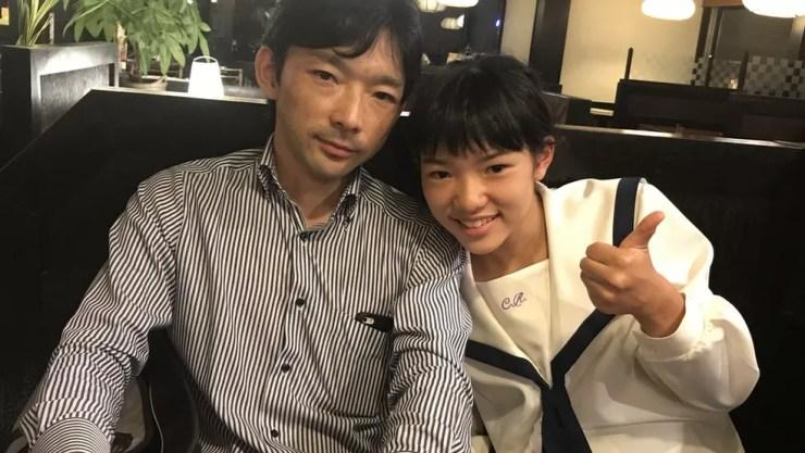O empresário Paulo Hirano fez questão que sua filha, Lisa, estudasse na rede pública do Japão — Foto: Fatima Kamata/BBC News Brasil