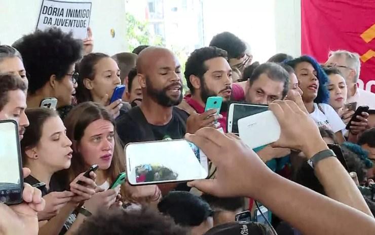 Estudantes leem manifesto na saída da Câmara de São Paulo (Foto: GloboNews/Reprodução)