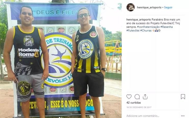 Empresário Henrique Oliveira (à esquerda) posa foto vestindo camisa da chapa de Modesto Roma Júnior, derrotado por José Carlos Peres na última eleição do Santos — Foto: reprodução / Instagram