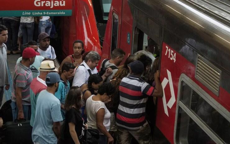 Passageiros tentam entrar em trem da CPTM na estação Pinheiros — Foto: Kevin David/Futura Press/Estadão Conteúdo