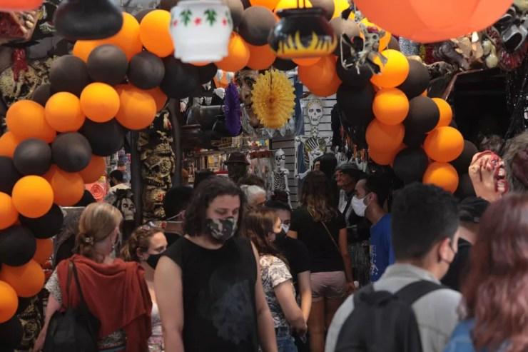 Movimentação na região da 25 de Março em São Paulo (SP), neste sábado (16). Consumidores procuram fantasias para o Halloween.  — Foto:  RENATO S. CERQUEIRA/FUTURA PRESS/ESTADÃO CONTEÚDO