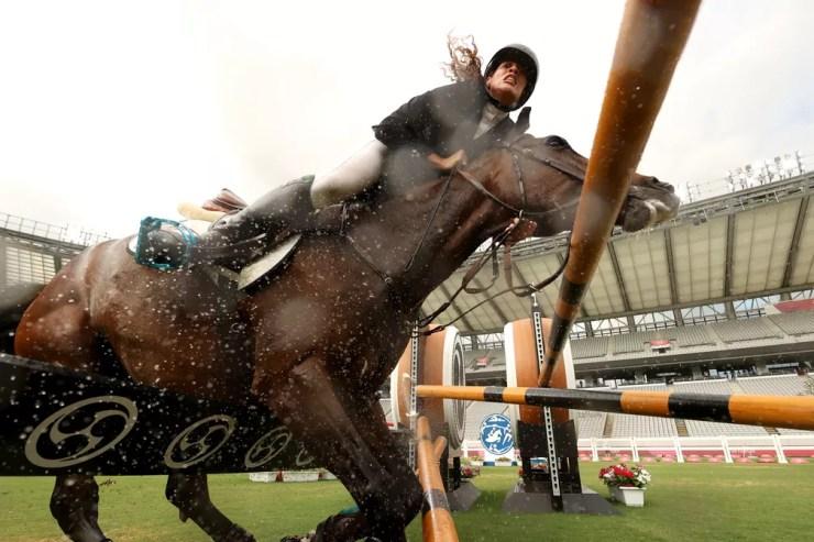 Ieda Guimarães, brasileira do pentatlo moderno, cai do cavalo — Foto:  Dan Mullan/Getty Images