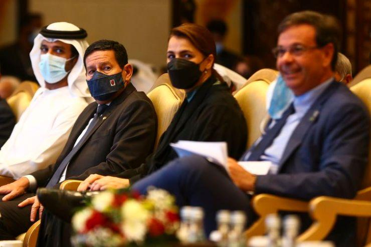 O ministro da Economia dos Emirados Árabes Unidos, Abdulla bin Touq Al Marri, o vice-presidente Hamilton Mourão, a ministra do Meio Ambiente e Mudanças Climáticas dos EAU, Mariam Bint Mohammed Al Mheiri, e o ministro do Turismo, Gilson Machado,