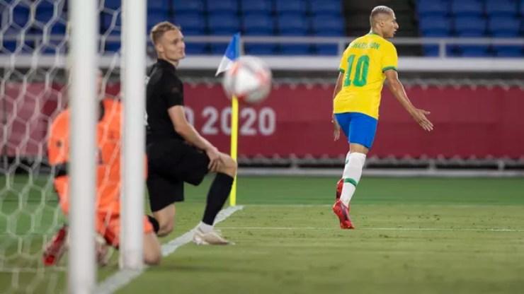 Richarlison comemora o primeiro gol pela seleção brasileira olímpica