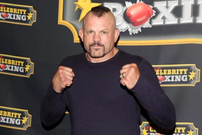 Chuck Liddell em aparição recente como árbitro numa luta de boxe entre celebridades — Foto: Bill McCay/Getty Images