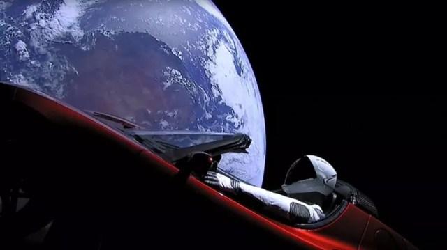 Obcecado com a possibilidade de fazer assentamentos na Lua e em Marte, Musk lançou seu primeiro carro Tesla no espaço — Foto: AFP