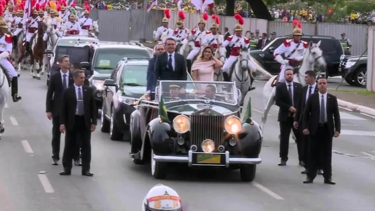 Jair Bolsonaro e primeira-dama desfilam em carro aberto