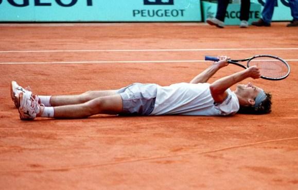 Guga deita no saibro de Roland Garros para comemorar título de 2001 — Foto: Alex Livesey / All Sport Getty Images