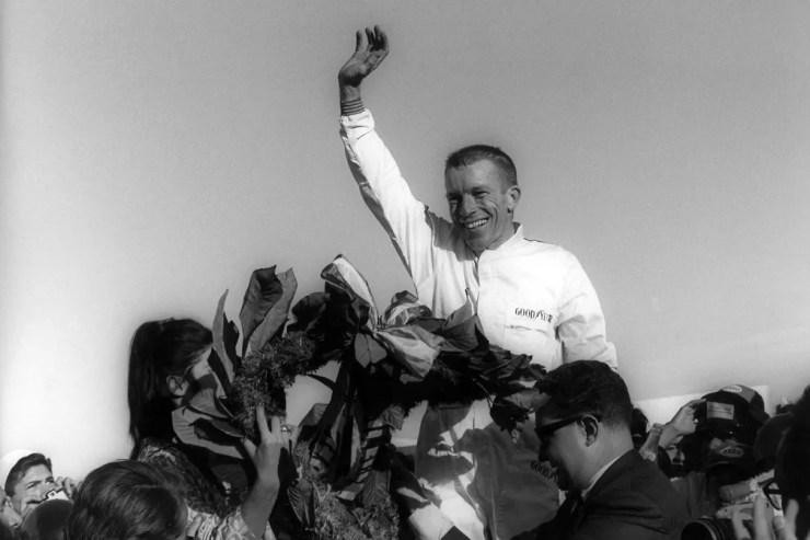 Richie Ginther comemora a vitória no GP do México de 1965, a primeira da Honda na Fórmula 1 — Foto: Getty Images
