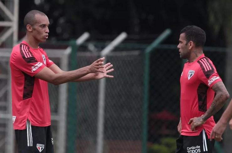 Miranda e Daniel Alves em treino desta sexta — Foto: Rubens Chiri / São Paulo FC