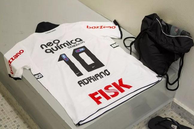 Adriano recebeu a camisa 10 do Corinthians — Foto: Daniel Augusto Jr/Ag.Corinthians