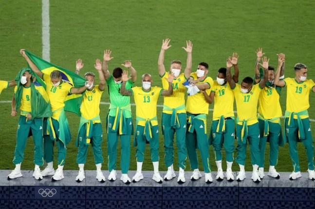 Jogadores da seleção brasileira comemoram a medalha de ouro no futebol dos Jogos de Tóquio — Foto: Getty Images