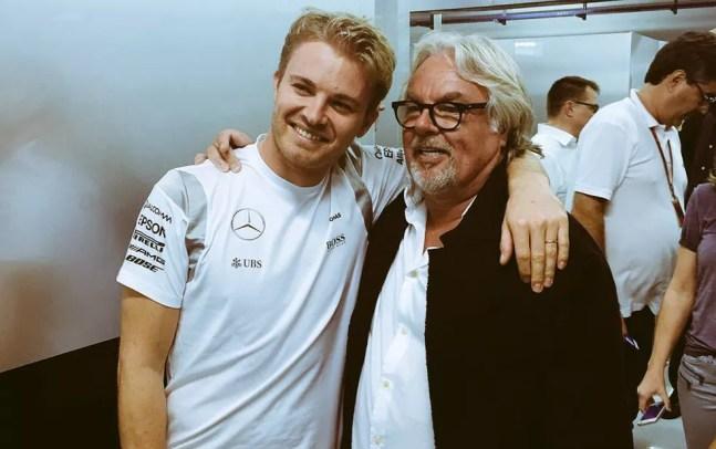 Keke Rosberg comemora o título da F1 2016 do filho Nico, em Abu Dhabi — Foto: Reprodução