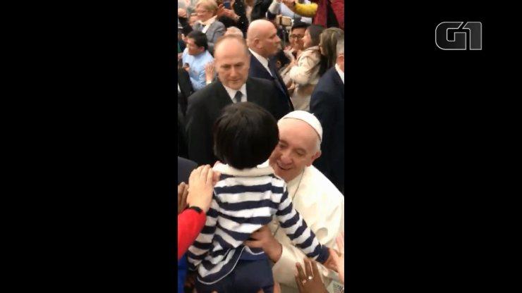 Depois de três anos, menino brasileiro volta a ser abençoado pelo Papa Francisco