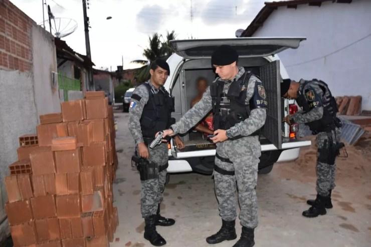 Suspeitos são presos pela polícia durante operação em Alagoas, nesta terça-feira (4) — Foto: MP-AL