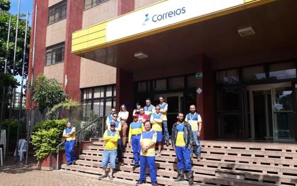 Funcionários dos Correios entram em greve em Goiânia por tempo indeterminado; grupo se reuniu em frente à sede da empresa na capital de Goiás, nesta segunda-feira (12) (Foto: Sílvio Túlio/G1)